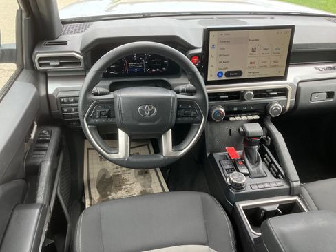 Used 2025 Toyota Tacoma TRD Off-Road AWD/4WD image 16