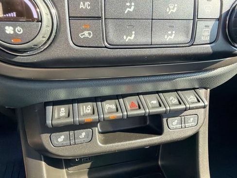 Used 2022 Chevrolet Colorado Z71 w/ Safety Package AWD/4WD image 13