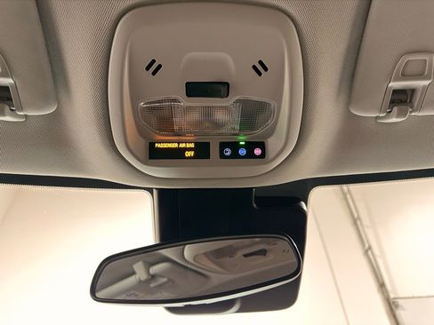 Used 2025 Chevrolet Trax LT w/ LT Convenience Package image 17