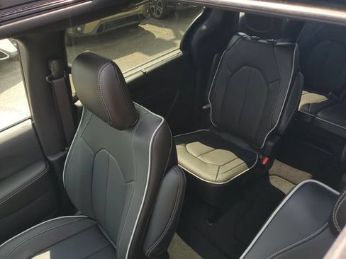 New 2027 Chrysler Pacifica Limited FWD image 35