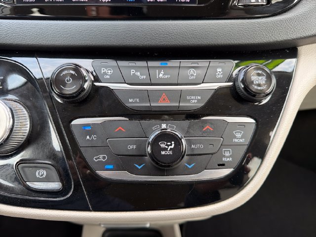 Used 2018 Chrysler Pacifica Touring-L Plus FWD image 14