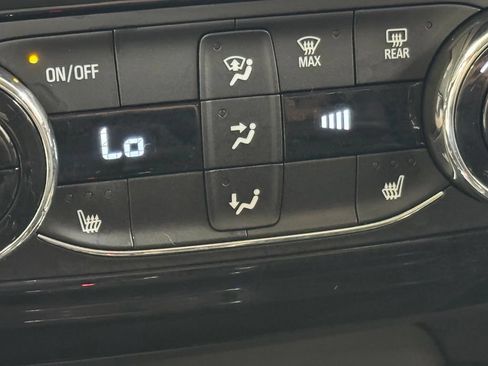 Used 2025 Chevrolet Trax LT w/ LT Convenience Package FWD image 43