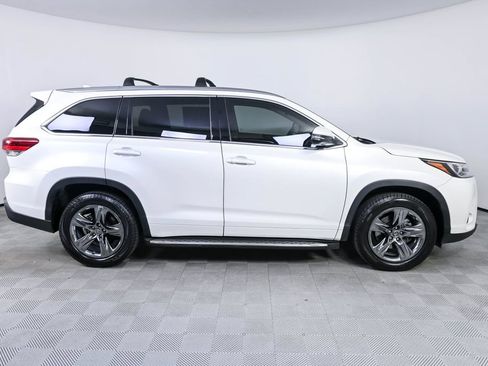 Used 2018 Toyota Highlander Limited Platinum FWD image 29