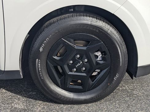 Used 2025 Kia Carnival image 9