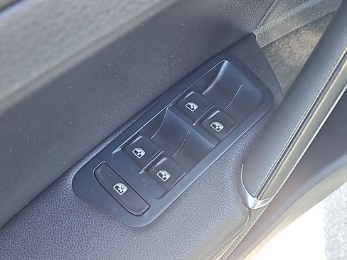 Used 2017 Volkswagen e-Golf SEL Premium image 18