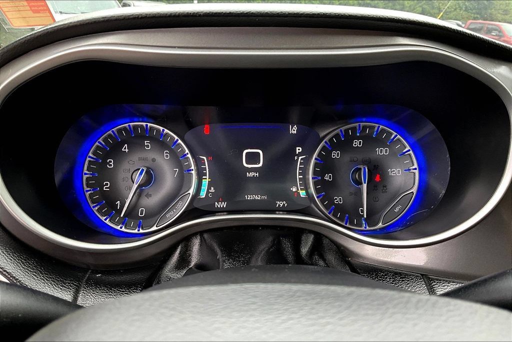 Used 2020 Chrysler Pacifica Touring w/ Advanced Safetytec Group FWD image 12