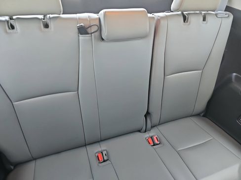 Used 2023 Toyota Highlander XLE FWD image 12