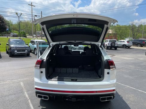 Used 2024 Volkswagen Atlas Cross Sport SEL R-Line AWD/4WD image 10