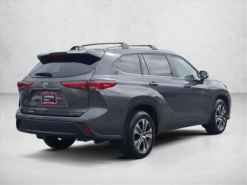 Certified 2023 Toyota Highlander XLE image 5