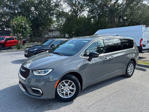 Used 2025 Chrysler Pacifica Select FWD image 2
