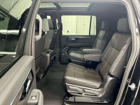 Used 2025 Chevrolet Suburban High Country AWD/4WD image 24
