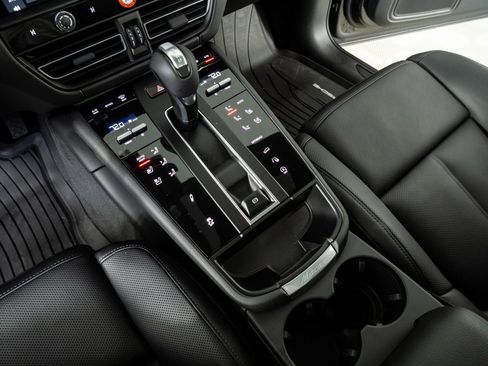 New 2026 Porsche Macan image 18