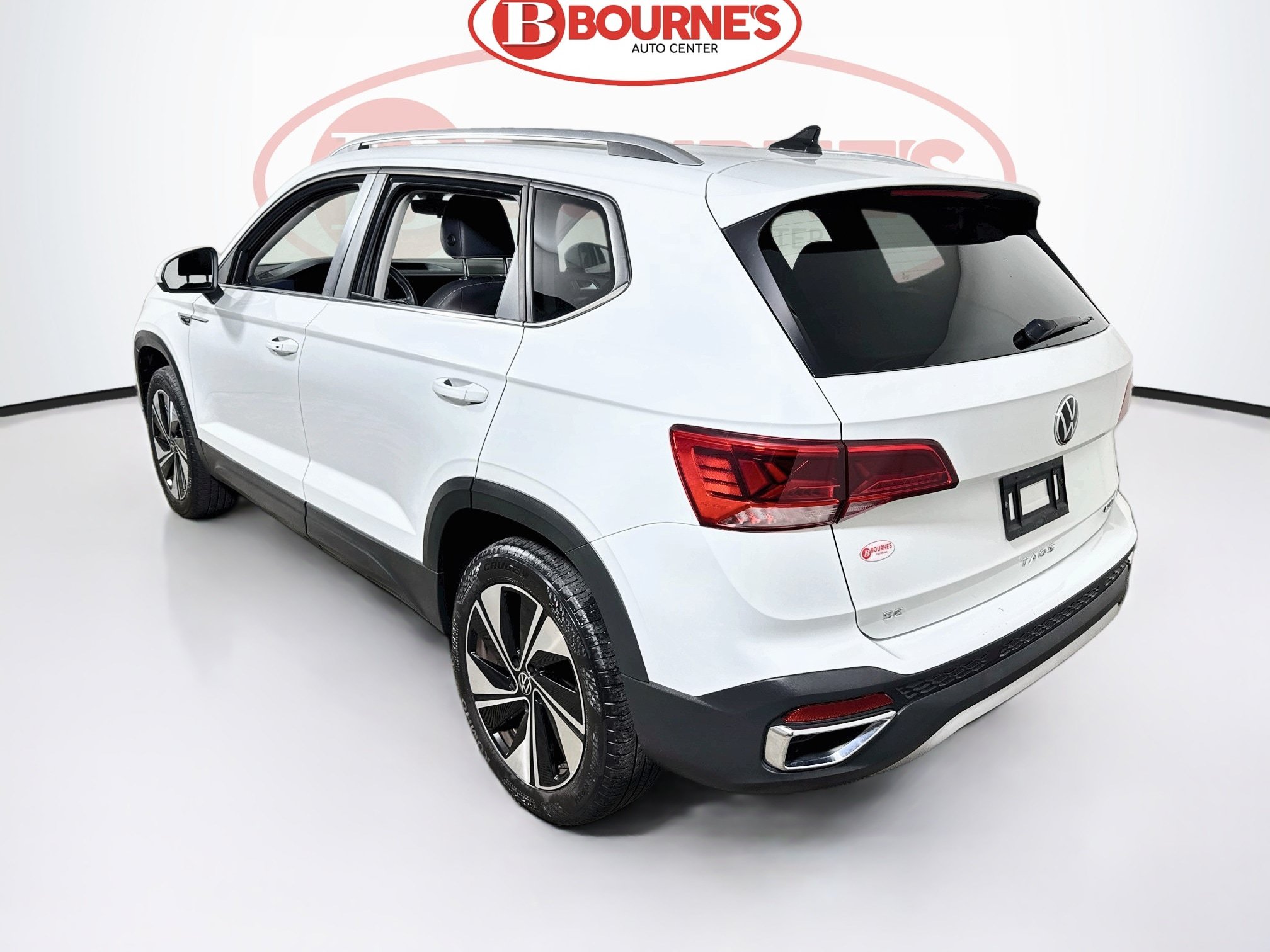 Used 2023 Volkswagen Taos SE w/ Panoramic Sunroof Package AWD/4WD image 9