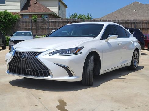 Used 2024 Lexus ES 300h w/ Technology Package FWD image 2