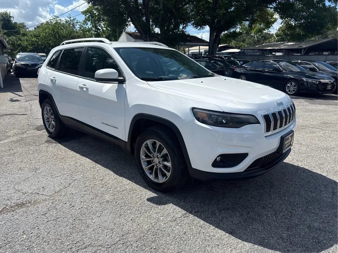 Used 2019 Jeep Cherokee Latitude Plus w/ Cold Weather Group AWD/4WD image 3