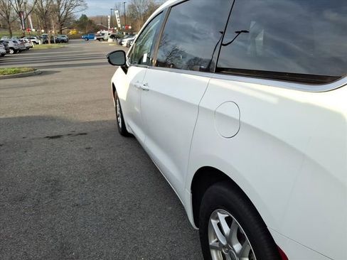 Used 2024 Chrysler Pacifica Touring-L image 11