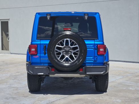 Used 2025 Jeep Wrangler Unlimited Sahara AWD/4WD image 7