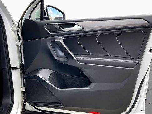 Used 2023 Volkswagen Tiguan SE w/ Panoramic Sunroof Package FWD image 21