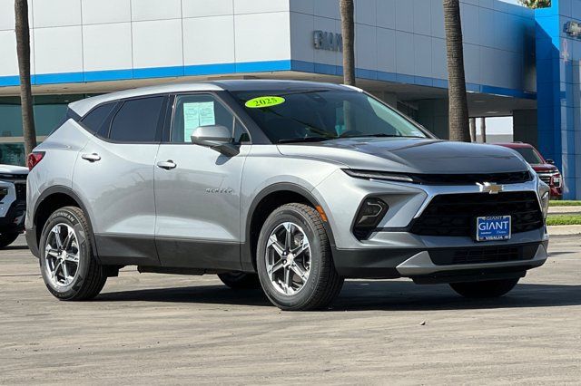 Used 2025 Chevrolet Blazer LT AWD/4WD image 2