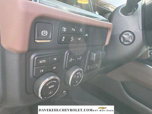 Used 2025 Chevrolet Suburban High Country AWD/4WD image 13