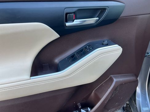 Used 2022 Toyota Highlander XLE image 16