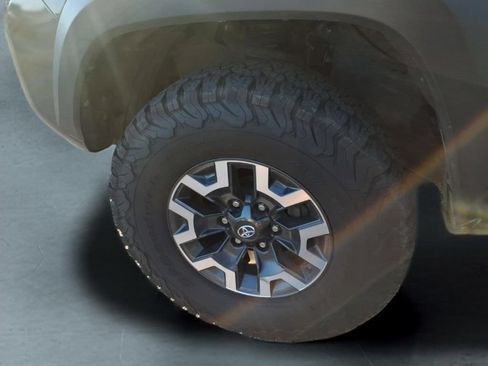 Used 2019 Toyota Tacoma TRD Off-Road AWD/4WD image 10