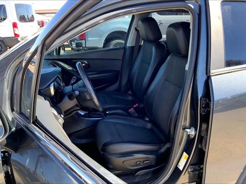 Used 2017 Chevrolet Trax LT w/ LT Convenience Package image 8