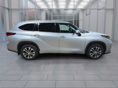Used 2022 Toyota Highlander XLE AWD/4WD image 8