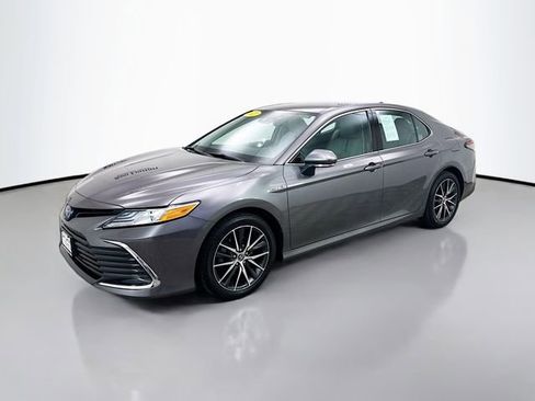 Used 2021 Toyota Camry XLE w/ Cold Weather Package image 3