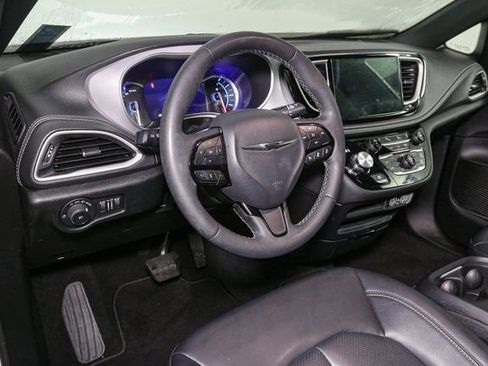 Used 2024 Chrysler Pacifica Select image 21