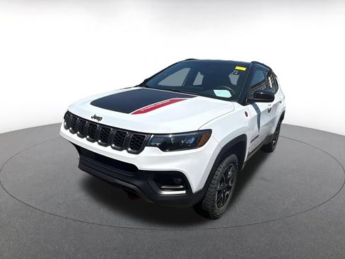 Used 2025 Jeep Compass Trailhawk AWD/4WD image 2