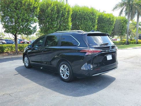 Used 2023 Toyota Sienna Limited FWD image 6