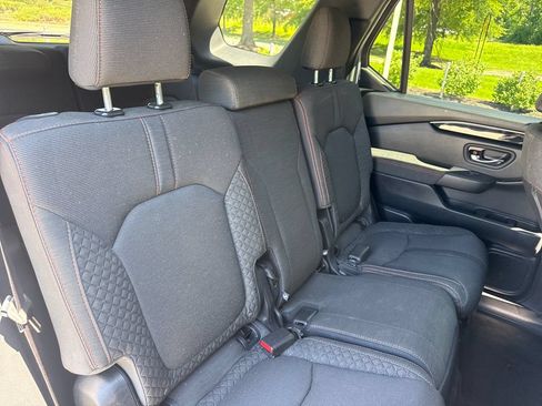Used 2025 Honda Pilot Sport image 34