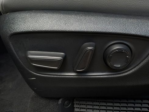 Used 2025 Toyota Sienna XLE FWD image 11