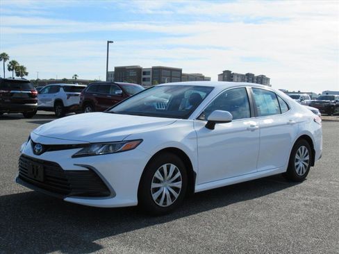 Used 2022 Toyota Camry LE image 3