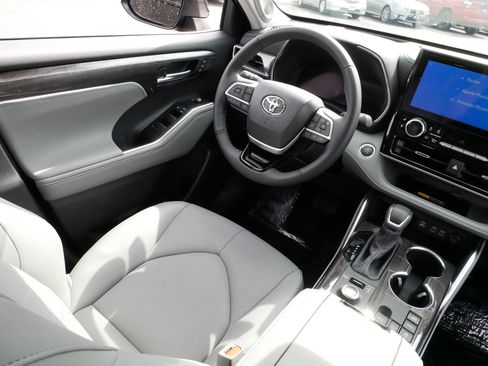 Certified 2026 Toyota Highlander Platinum AWD/4WD image 9
