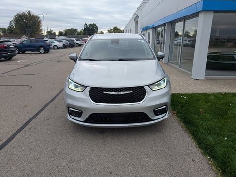 Used 2023 Chrysler Pacifica Touring-L image 2