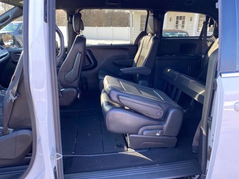 Used 2019 Dodge Grand Caravan SXT image 16