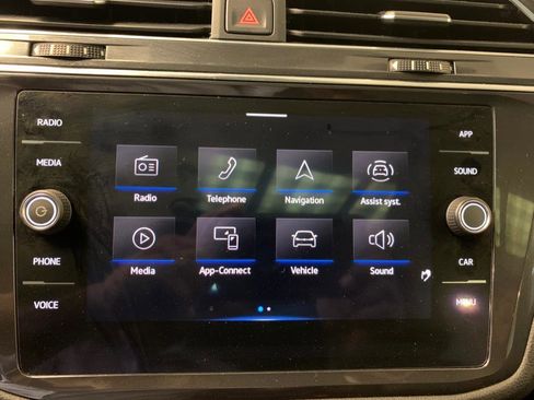Used 2022 Volkswagen Tiguan SE R-Line image 27