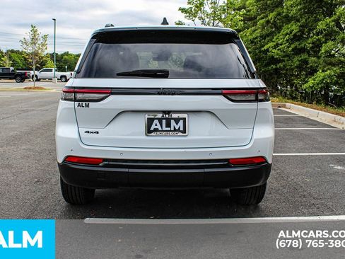Used 2025 Jeep Grand Cherokee Altitude AWD/4WD image 11