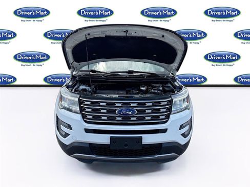 Used 2017 Ford Explorer XLT image 32