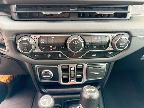 Used 2024 Jeep Wrangler Sahara image 31