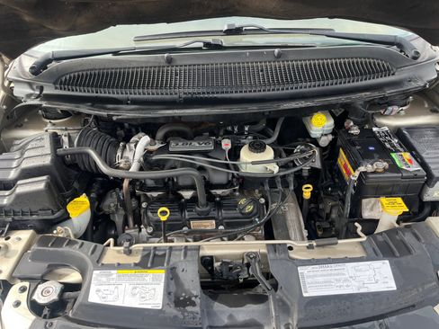 Used 2005 Chrysler Town & Country Touring w/ Trailer Tow Group image 21