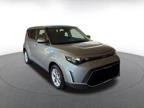 Used 2025 Kia Soul LX w/ LX Technology Package FWD image 3