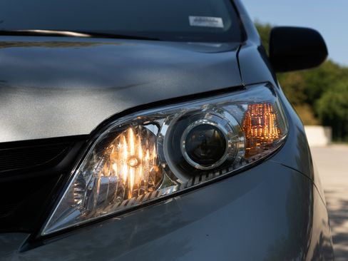 Used 2020 Toyota Sienna L image 11