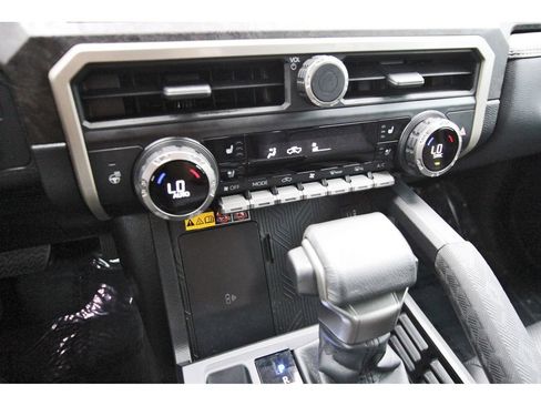 Used 2025 Toyota Tacoma Limited AWD/4WD image 27