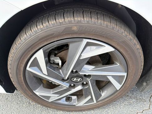 Used 2025 Hyundai Elantra SEL image 11