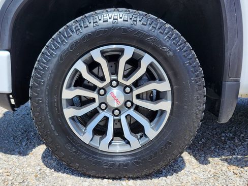Used 2021 GMC Sierra 1500 AT4 w/ AT4 Premium Package AWD/4WD image 3
