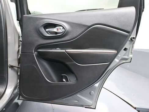 Used 2019 Jeep Cherokee Trailhawk w/ Comfort/Convenience Group AWD/4WD image 36