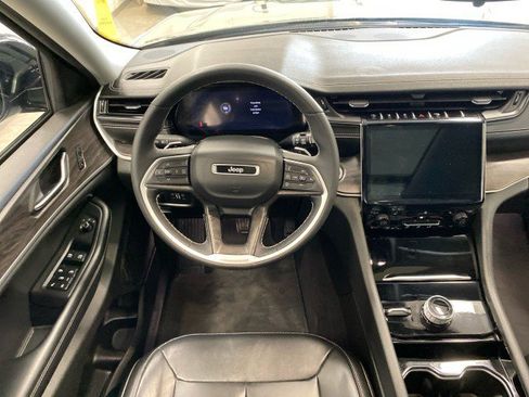 Used 2023 Jeep Grand Cherokee L Limited w/ Black Appearance Package image 13